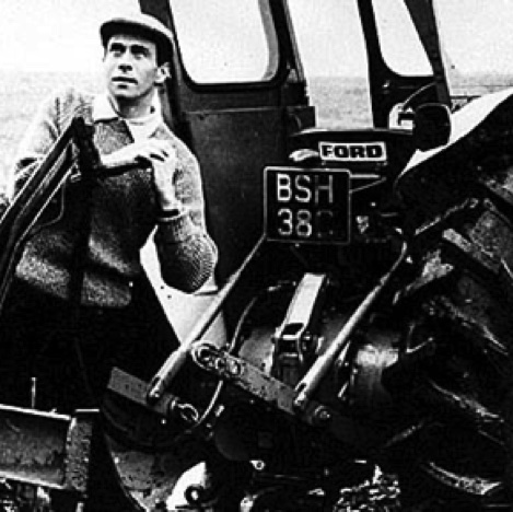 JIm éleveur de moutons au côté de son tracteur...Ford
Contribution Paul Gérardin JIm éleveur de moutons au côté de son tracteur...Ford
Contribution Paul Gérardin